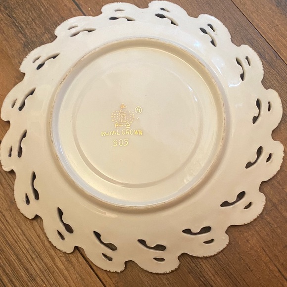 Elegant Iridescent Plate with Gold Details - Picture 3 of 13